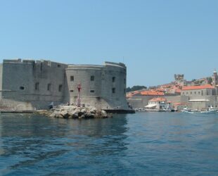 Dubrovnik pilsēta no jūras puses