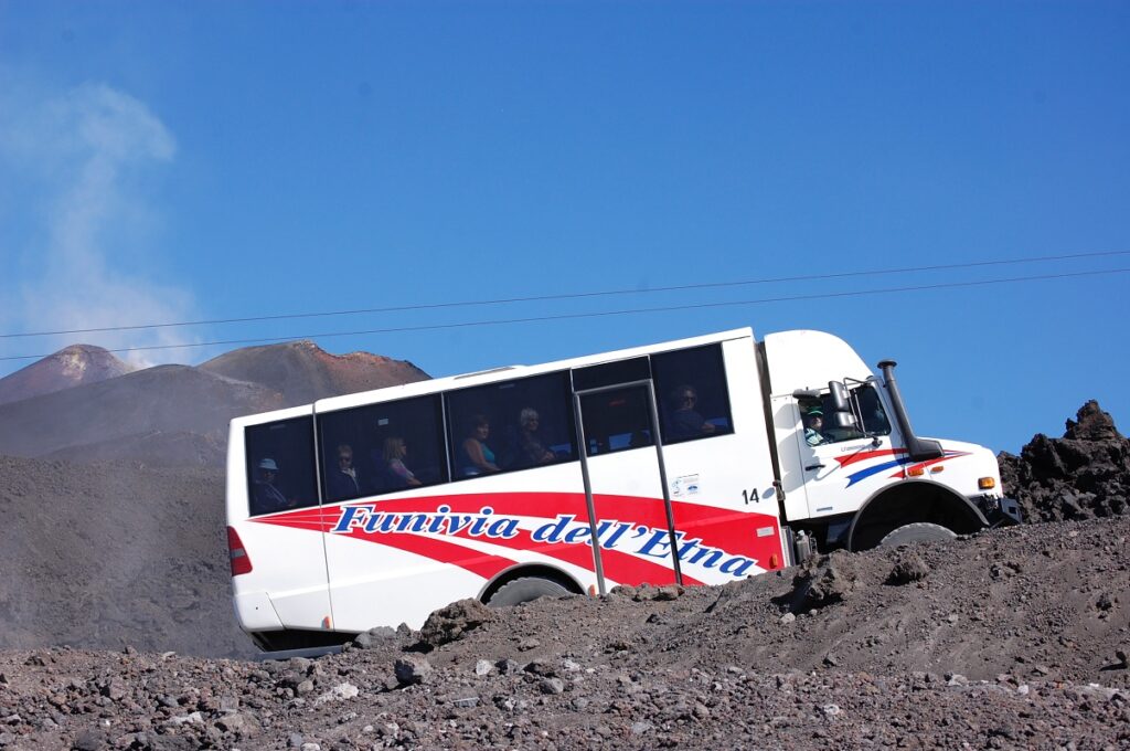 4x4 autobuss uz Etnas virsotni