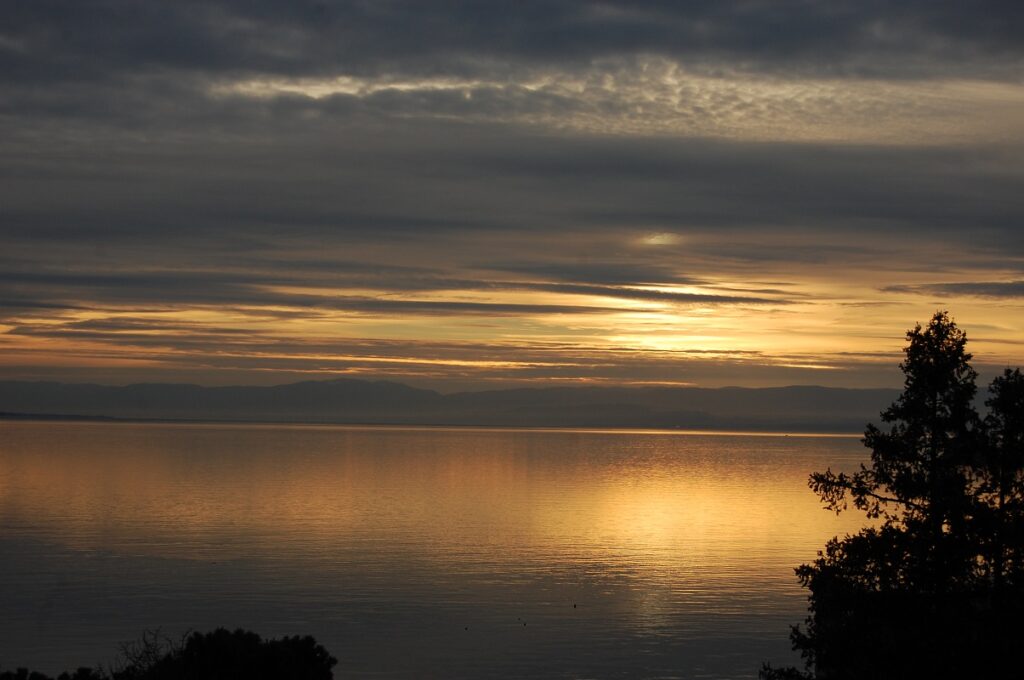 Saulriets pār Ženēvas ezeru