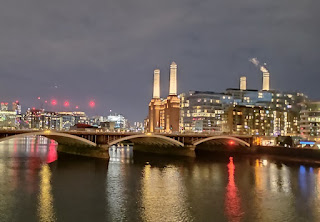 Spēkstacija Londonas ainavā
